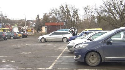 У Луцьку облаштовують парковку біля Центрального ринку. Як на це реагують водії У Луцьку облаштовують парковку біля Центрального ринку. Як на це реагують водії