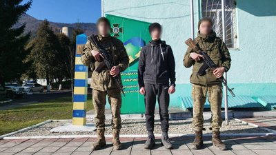 На Закарпатті затримали п'ятьох чоловіків за підозрою у незаконному перетині кордону На Закарпатті затримали п'ятьох чоловіків за підозрою у незаконному перетині кордону
