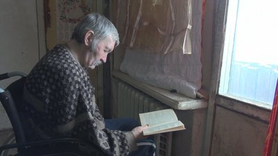 На Донеччині пенсіонер п’ятий рік живе без світла