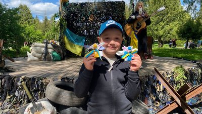У центрі Рівного роблять пів тисячі кишенькових янголів-оберегів для бійців