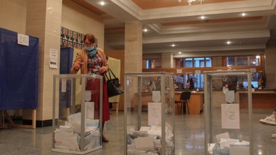 Черги, натовп або ж порожні дільниці: як голосують у Черкасах Черги, натовп або ж порожні дільниці: як голосують у Черкасах