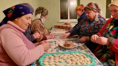 Понад 20 відер вареників наліпили бійцям господині з Тернопільщини