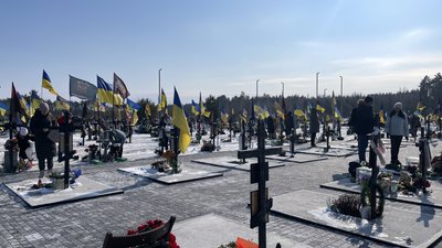 На кладовищі в селі Затурине вшановували пам'ять захисників, що загинули на війні з РФ