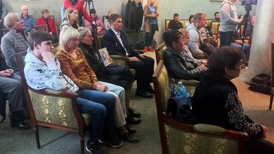 “Давай, заплатимо пілоту, нехай поверне маму”. У Сумах посмертно нагородили військових “Давай, заплатимо пілоту, нехай поверне маму”. У Сумах посмертно нагородили військових