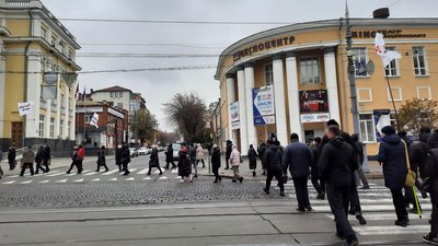 У Вінниці перекрили центральну вулицю: учасники акції проти посилення карантину У Вінниці перекрили центральну вулицю: учасники акції проти посилення карантину