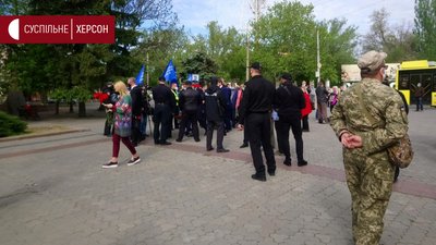 День перемоги по-херсонськи: заборонена символіка та перші затримання (фоторепортаж) День перемоги по-херсонськи: заборонена символіка та перші затримання (фоторепортаж)