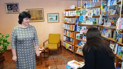 У Сумській обласній бібліотеці стартувала акція "Підвішена книга"