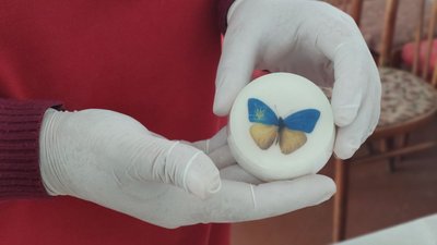 Жителька Тернопільщини виготовляє патріотичне мило Жителька Тернопільщини виготовляє патріотичне мило
