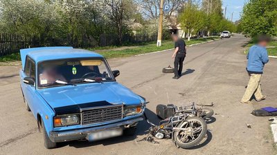 У селі на Черкащині автівка і мопед не розминулися на перехресті. Мопедиста ушпиталили
