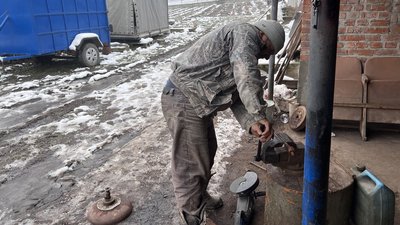На Тернопільщині з газових балонів роблять пічки для бійців На Тернопільщині з газових балонів роблять пічки для бійців