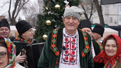 "Ми прийшли привітати вас із вечерею святою". У центрі Кропивницького колядували й щедрували "Ми прийшли привітати вас із вечерею святою". У центрі Кропивницького колядували й щедрували