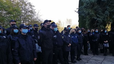 Тернопільським поліцейським, які працюватимуть під час виборів, провели інструктаж