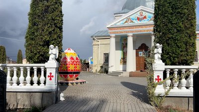 У церковному подвір'ї в Млинові стоїть найбільша писанка на Рівненщині У церковному подвір'ї в Млинові стоїть найбільша писанка на Рівненщині