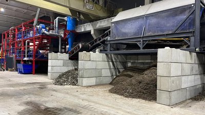 На території заводу з переробки вторинної сировини На території заводу з переробки вторинної сировини