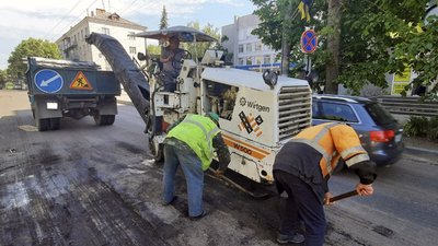 На вулиці Театральній у Житомирі готують дорожнє покриття до асфальтування На вулиці Театральній у Житомирі готують дорожнє покриття до асфальтування