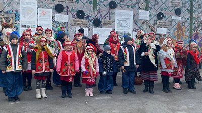 "Щедруємо за Україну і безпеку". Херсонці провели акцію проти домашнього насильства "Щедруємо за Україну і безпеку". Херсонці провели акцію проти домашнього насильства