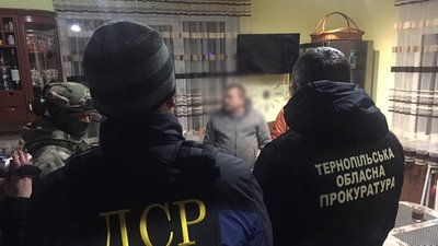 Правоохоронці Тернопільщини затримали групу осіб, яка виробляла підроблений алкоголь Правоохоронці Тернопільщини затримали групу осіб, яка виробляла підроблений алкоголь