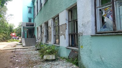 У Шостці внаслідок удару дронами пошкоджено приміщення колишнього будинку культури у міському парку У Шостці внаслідок удару дронами пошкоджено приміщення колишнього будинку культури у міському парку