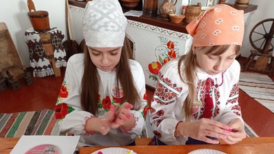 Прикарпатські школярі передали бійцям на передову великодні подарунки Прикарпатські школярі передали бійцям на передову великодні подарунки