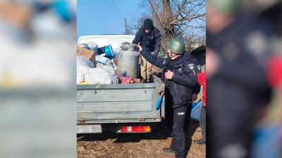 З прикордоння Чернігівщини, яке російські війська обстрілюють, поліцейські евакуйовують людей З прикордоння Чернігівщини, яке російські війська обстрілюють, поліцейські евакуйовують людей