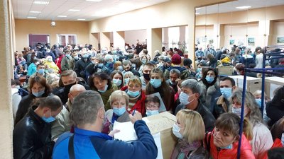 Черги й тиснява: як у виборчкомі в Харкові приймають протоколи