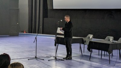 Сергій Жадан під час виступу у Миколаєві, 6 листопада 2023 року Сергій Жадан під час виступу у Миколаєві, 6 листопада 2023 року