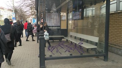 Просять упізнати хлопців, які розмалювали в центрі Луцька "розумну" зупинку Просять упізнати хлопців, які розмалювали в центрі Луцька "розумну" зупинку