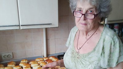 "Іде по 10 кілограмів борошна щодня". Ветеранка праці з Кривого Рогу випікає пироги, пиріжки та печиво для бійців