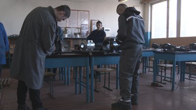 Студенти створюють буржуйки для військових Студенти створюють буржуйки для військових