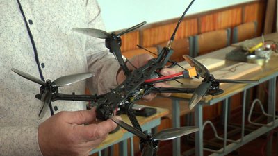 "Будуть нищити ворога": на Вінниччині вчитель майструє дрони для оборонців