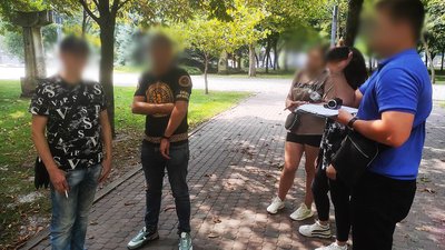 У Дніпрі за зняття з військового обліку чоловік вимагав 12 тисяч доларів США