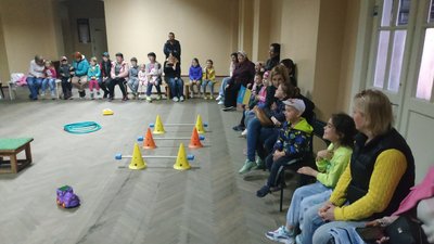 Діти та їх батьки, що прийшли на безплатні заняття із собаками