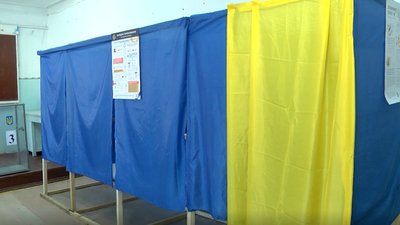 Учні - на канікули, в школах облаштовують дільниці. Як Херсон готується до місцевих виборів Учні - на канікули, в школах облаштовують дільниці. Як Херсон готується до місцевих виборів