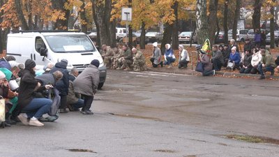 У Ромах на Сумщині провели в останню путь загиблого військового Артема Шкуліпу У Ромах на Сумщині провели в останню путь загиблого військового Артема Шкуліпу