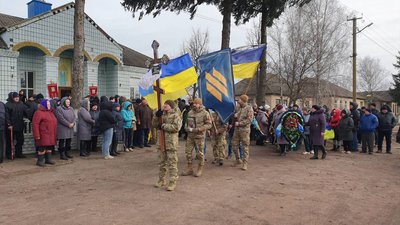 На Чернігівщині попрощалися із шістьма військовослужбовцями ЗСУ, які захищали Україну На Чернігівщині попрощалися із шістьма військовослужбовцями ЗСУ, які захищали Україну