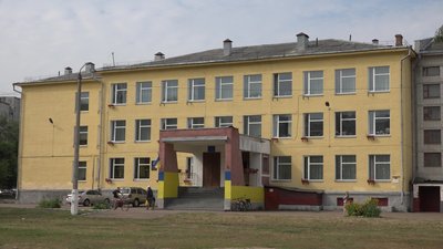 Тріснуте вікно, небезпечна проводка: батьки скаржаться на умови навчання у 19 школі Чернігова