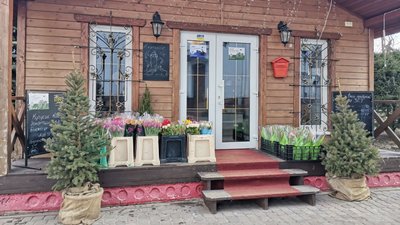 Тисяча тюльпанів та троянд: у Полтаві волонтери продають квіти, щоб купити бінокуляр військовим Тисяча тюльпанів та троянд: у Полтаві волонтери продають квіти, щоб купити бінокуляр військовим