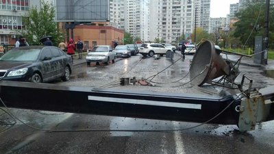 У Києві через падіння будівельного крана перекрили вулицю. Де можна об'їхати