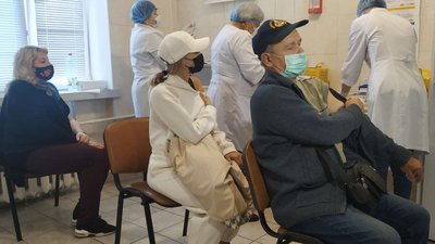 У Луцьку – черга до одного з пунктів вакцинації. Що кажуть медики