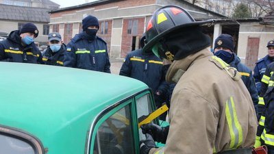На Тернопільщині пожежники вчилися, як діяти під час ДТП На Тернопільщині пожежники вчилися, як діяти під час ДТП