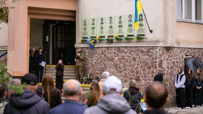 "Був людиною великого серця". У Франківську відкрили меморіальну дошку військовому Максиму Шапошнікову