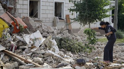 "Ми все життя будували цей будинок", —харків'яни, яких врятували з-під завалів після обстрілу РФ