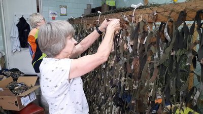 Волонтерки плетуть маскувальні сітки для воїнів. Волонтерки плетуть маскувальні сітки для воїнів.