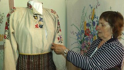 Ольга Стецюк показала вишиту сорочку, які вже понад сто років. Ольга Стецюк показала вишиту сорочку, які вже понад сто років.