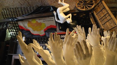 Оголені білі гіпсові фігури чоловіка і жінки символізують душі, яких лишили всього. 22 листопада 2022 рік Оголені білі гіпсові фігури чоловіка і жінки символізують душі, яких лишили всього. 22 листопада 2022 рік