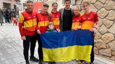 Спортсмени із Сум, які через війну залишились в Іспанії, підтримують Україну Спортсмени із Сум, які через війну залишились в Іспанії, підтримують Україну