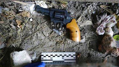 Слідчі вилучили речові докази Слідчі вилучили речові докази