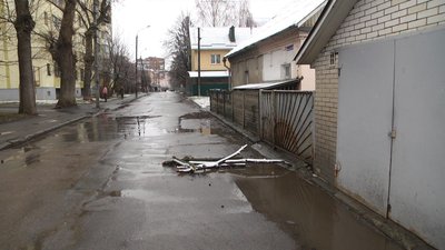 Хмельничани скаржаться на люк колодязя, який провалюється Хмельничани скаржаться на люк колодязя, який провалюється