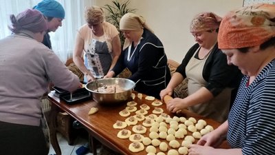 Тисяча пирогів щодня: волинські господині готують домашню випічку для бійців Тисяча пирогів щодня: волинські господині готують домашню випічку для бійців