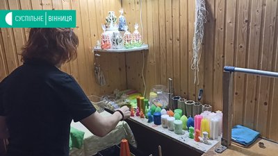 Аби зібрати гроші на порятунок сина батьки виготовляють декоративні свічки